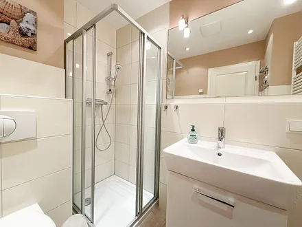 1. Bad mit ebenerdiger Dusche und Waschtisch