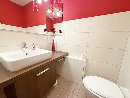 2. Bad mit WC und Waschtisch