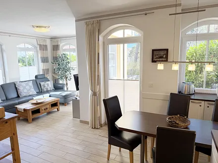 gemütlicher Wohnbereich mit Essbereich