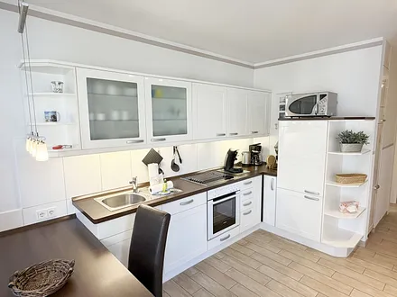 große und moderne Einbauküche mit vielen Küchenhelfern