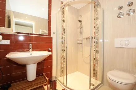 Badezimmer mit Dusche, WC und Fön