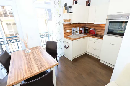 integrierte Küchenzeile mit Geschirrspüler, Keramikspüle, Ceranfeld, Backofen, Kühlschrank mit Gefrierfach und diversen Küchenutensilien