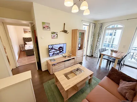 Kurparkresidenz Baabe Whg. 08 - Wohnzimmer und Blick Richtung Flur und Schlafzimmer
