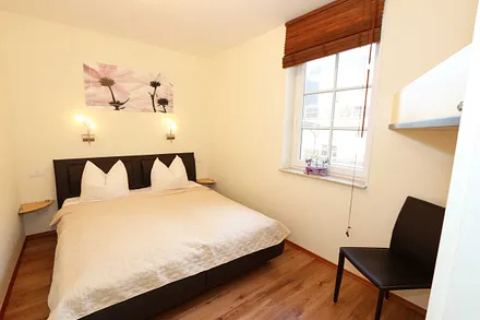 1 Schlafzimmer (12 m²) mit Boxspringbett (1,60 m x 2,00 m), 1 Hochbett, Kleiderschrank und Insektenschutzgitter