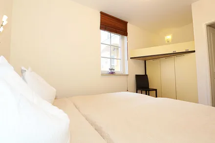 1 Schlafzimmer (12 m²) mit Boxspringbett (1,60 m x 2,00 m), 1 Hochbett, Kleiderschrank und Insektenschutzgitter