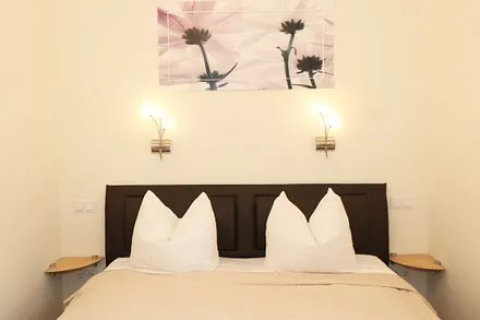 1 Schlafzimmer (12 m²) mit Boxspringbett (1,60 m x 2,00 m), 1 Hochbett, Kleiderschrank und Insektenschutzgitter