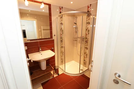 Badezimmer mit Dusche, WC und Fön