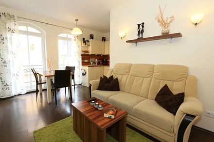 Wohnzimmer (20 m²) mit einer Sitzcouch, Tisch, Smart-TV und Blu-Ray-Player