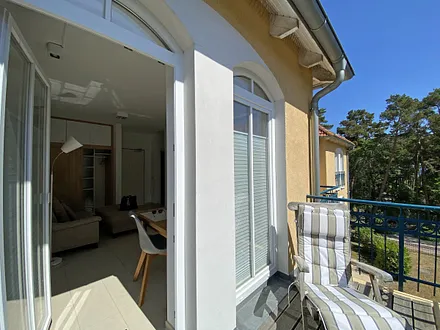 Kurparkresidenz Baabe - Blick vom Balkon in das Wohnzimmer