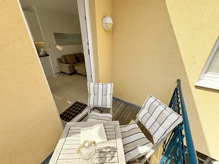 Kurparkresidenz Baabe - Blick in den Wohnbereich vom Balkon aus