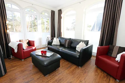 gemütliche Sitzecke bestehend aus Ledercouch (ausklappbar 1,40 m x 2,00 m mit Lattenrost und Matratze) und zwei Sesseln, Leselampe, Smart-TV 