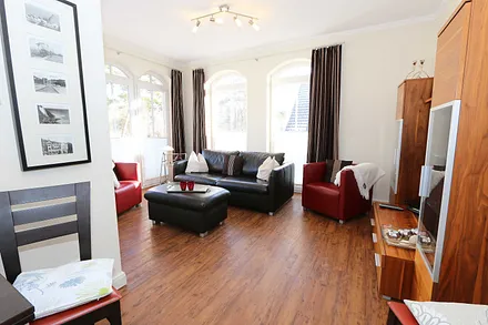 Wohnzimmer mit Couch und TV