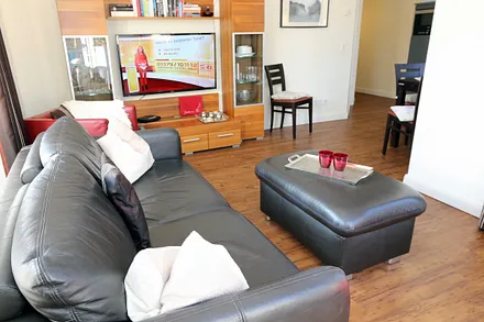 gemütliche Sitzecke bestehend aus Ledercouch (ausklappbar 1,40 m x 2,00 m mit Lattenrost und Matratze) und zwei Sesseln, Leselampe, Smart-TV.