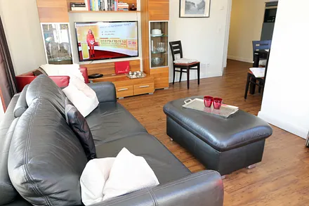 moderne Couch mit TV