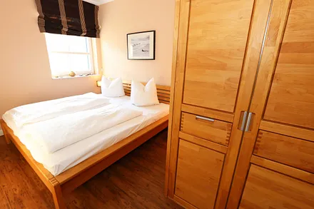 Schlafzimmer mit Doppelbett (2x 0,90 m x 2,00 m) mit Sommer-und Winterbett), Flachbildfernseher sowie geräumigem Schrank