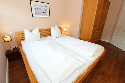 Schlafzimmer mit Doppelbett (2x 0,90 m x 2,00 m) mit Sommer-und Winterbett), Flachbildfernseher sowie geräumigem Schrank