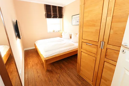 Schlafzimmer mit Doppelbett (2x 0,90 m x 2,00 m) mit Sommer-und Winterbett), Flachbildfernseher sowie geräumigem Schrank