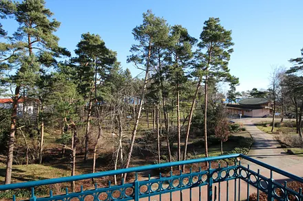 bestuhlter Balkon (Ost), Meerseite mit Blick auf den Kurpark