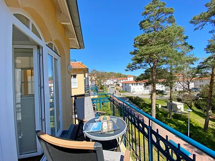 bestuhlter Balkon (Ost), Meerseite mit Blick auf den Kurpark