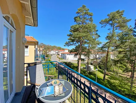 bestuhlter Balkon (Ost), Meerseite mit Blick auf den Kurpark