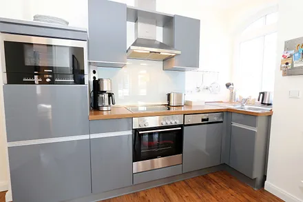 hochwertige, voll ausgestattete Pantry-Küche mit Siemens-Küchengeräte, Herd, Backofen, Mikrowelle, Kühlschrank, Geschirrspülmaschine, Kaffeemaschine, Toaster, Wasserkocher & Mixer