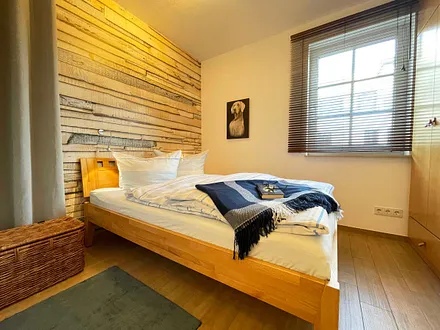 Schlafzimmer mit Doppelbett (1,40 m x 2,00 m), Kleiderschrank