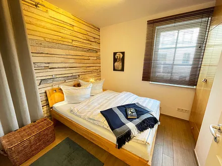 Schlafzimmer mit Doppelbett (1,40 m x 2,00 m), Kleiderschrank