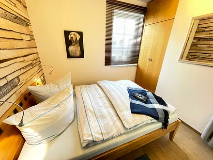 Schlafzimmer mit Doppelbett (1,40 m x 2,00 m), Kleiderschrank