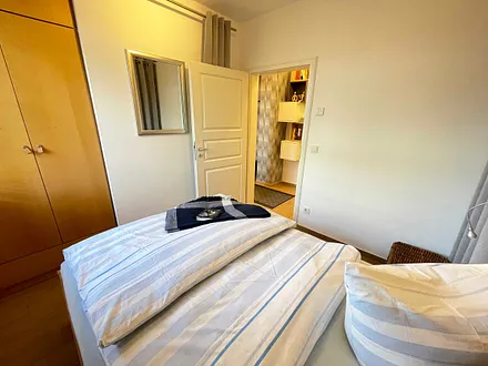 Schlafzimmer mit Doppelbett (1,40 m x 2,00 m), Kleiderschrank