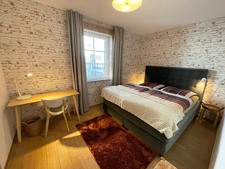 Schlafzimmer mit Doppelbett (2 x 0,90 m x 2,00 m), Kleiderschrank und Schreibtisch