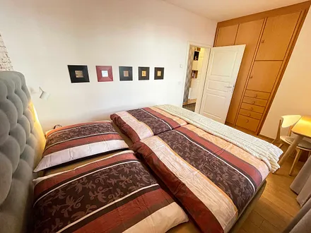 Schlafzimmer mit Doppelbett (2 x 0,90 m x 2,00 m), Kleiderschrank und Schreibtisch