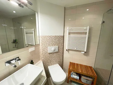 Vollbad mit Dusche, Waschbecken, WC, Handtuchtrockner, Kosmetikspiegel und Fön