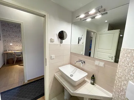 Vollbad mit Dusche, Waschbecken, WC, Handtuchtrockner, Kosmetikspiegel und Fön