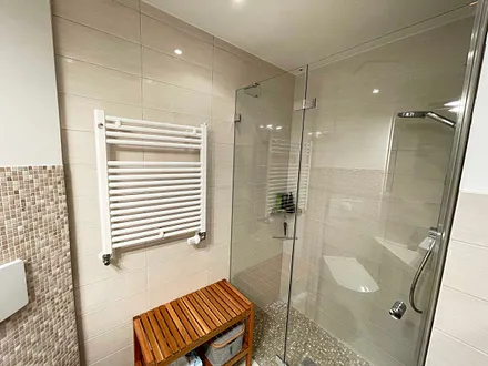 Vollbad mit Dusche, Waschbecken, WC, Handtuchtrockner, Kosmetikspiegel und Fön