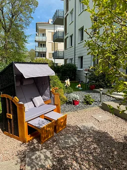 Garten mit Strandkorb