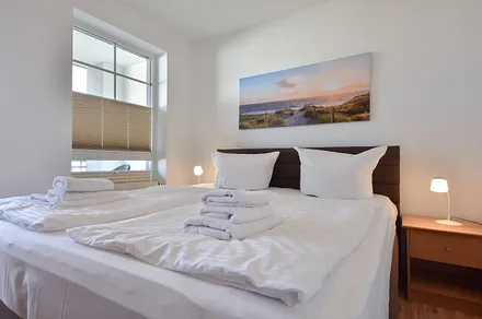 Schlafzimmer mit Boxspring-Doppelbett