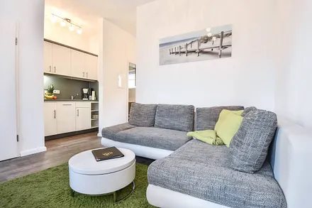 Wohnbereich mit Blick in die Küche