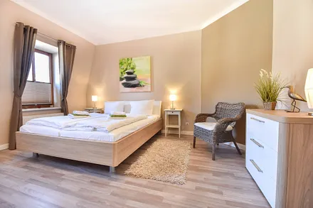 Schlafzimmer mit Doppelbett