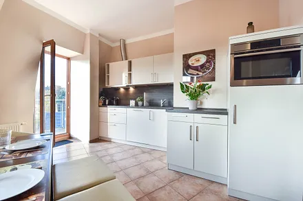 Küche mit Balkonzugang