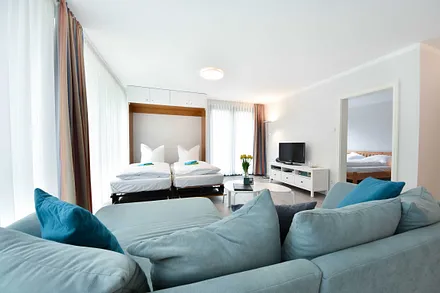 Wohnbereich mit aufgeklappten Schrankbett