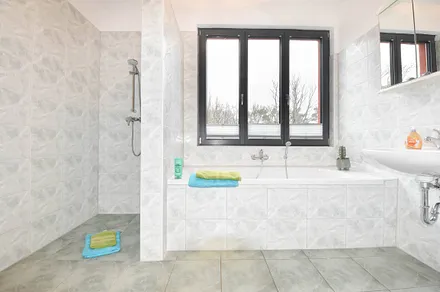 bodentiefe Dusche & Badewanne