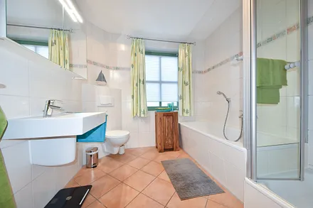 Bad mit Wanne und Dusche