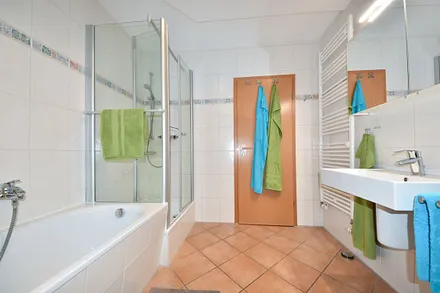 Bad mit Wanne und Dusche