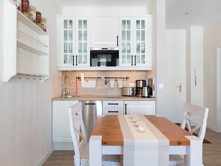 Küchenzeile mit Esstisch