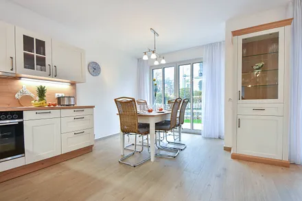 Küchenzeile mit Esstisch