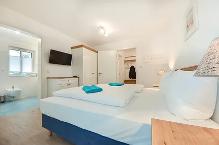 Schlafzimmer mit Zugang zum Bad