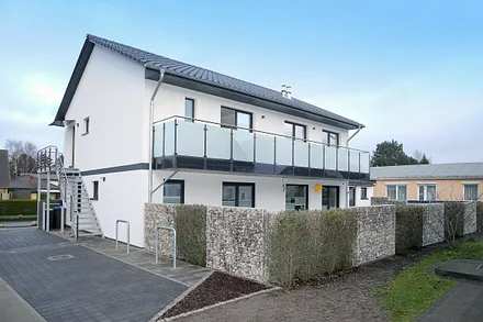 Außenansicht mit FEWO "Ostseetraum" im Obergeschoss und großem Balkon