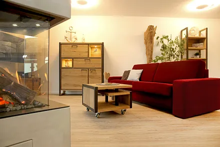 Blick ins Wohnzimmer mit Kamin