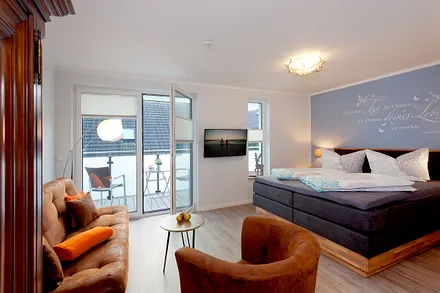 großes Schlafzimmer mit Zugang zum Balkon