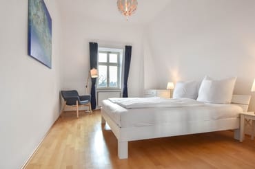 Schlafzimmer mit Doppelbett